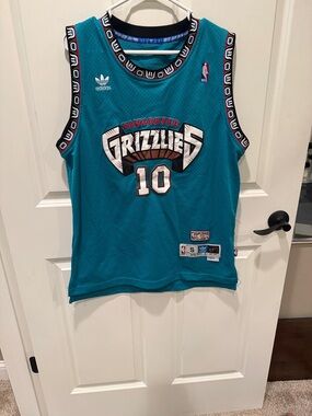 Excellent condition Mike Bibby size small jersey. Hardwood clsssic